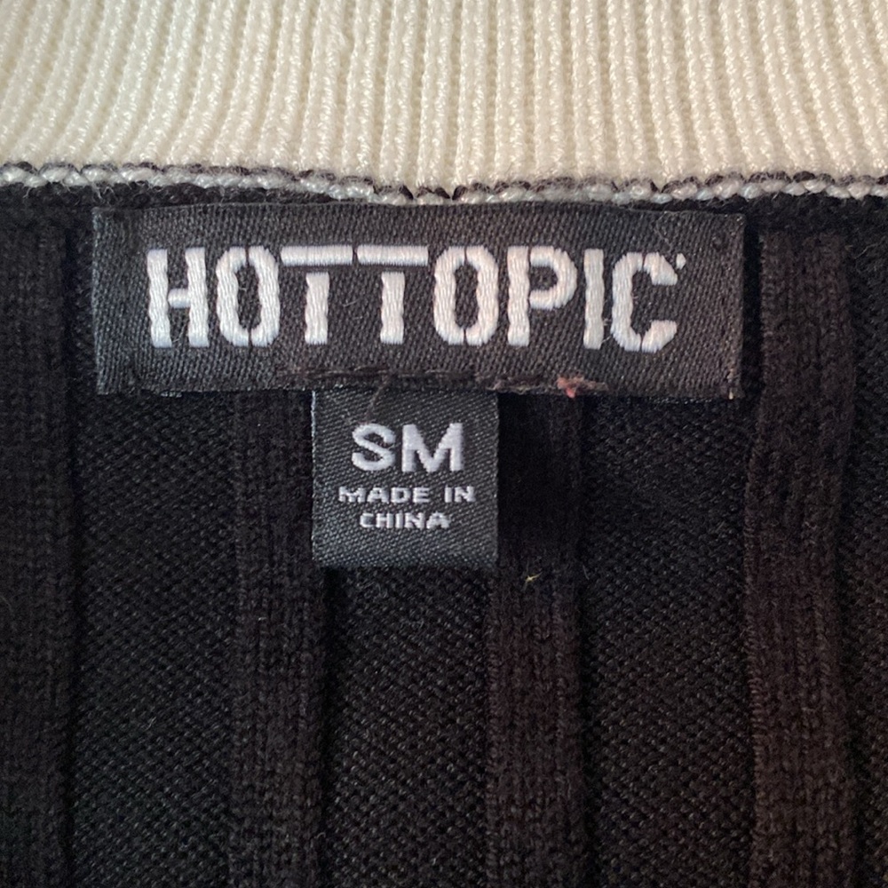 Hot Topic witchy Black Knit Top with embroidered Pentagram - Picture 2 of 3